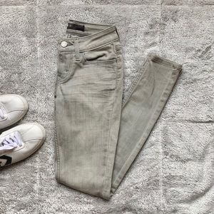 Levi’s Medium-Rise Light Grey Skinny Jeans
